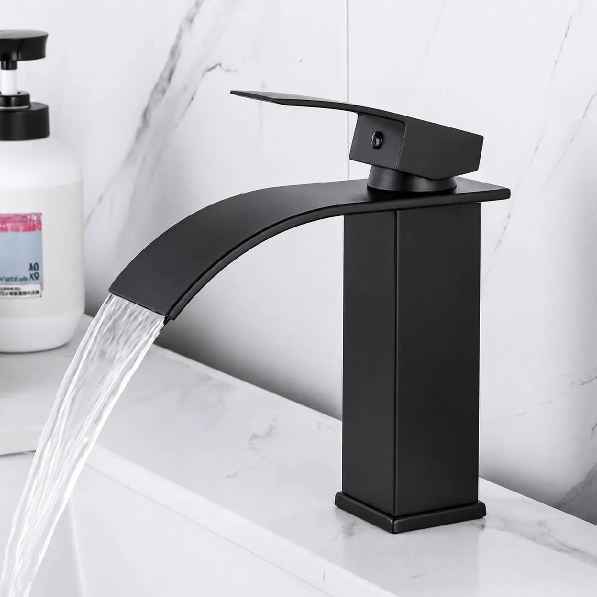 Canilla cascada monocomando negro mate para baño