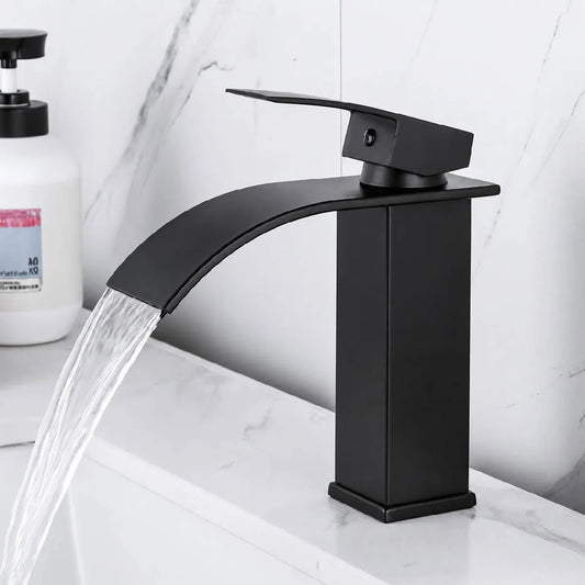 Canilla cascada monocomando negro mate para baño